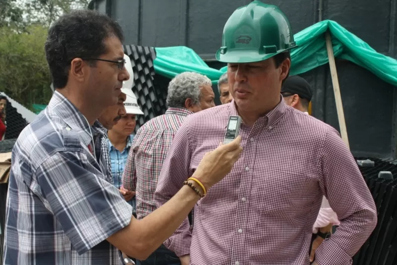 El senador Juan Manuel Galán visitó la construcción de la planta de tratamiento de agua de La Vega.